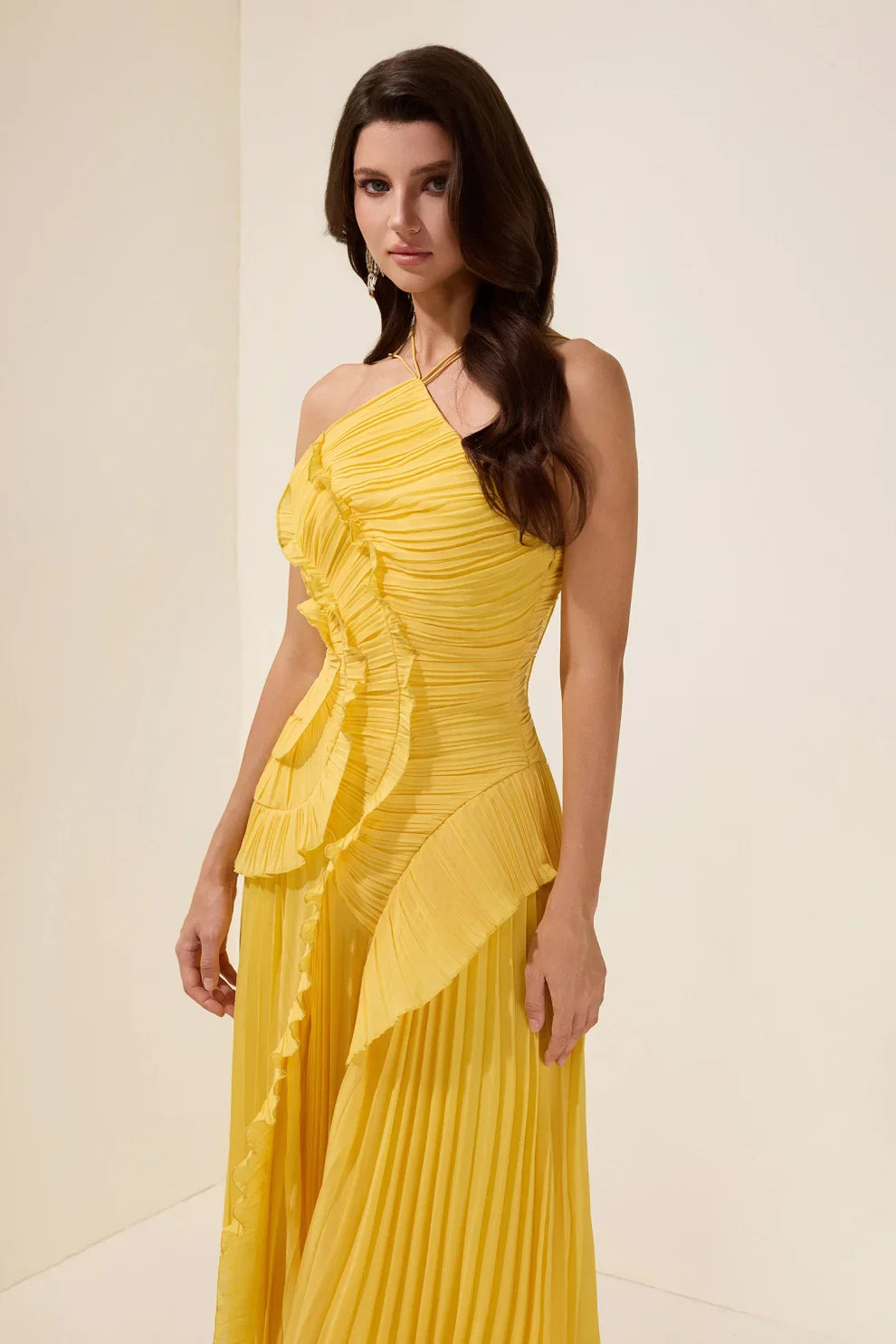 Robe mi-longue plissée à col halter et volant