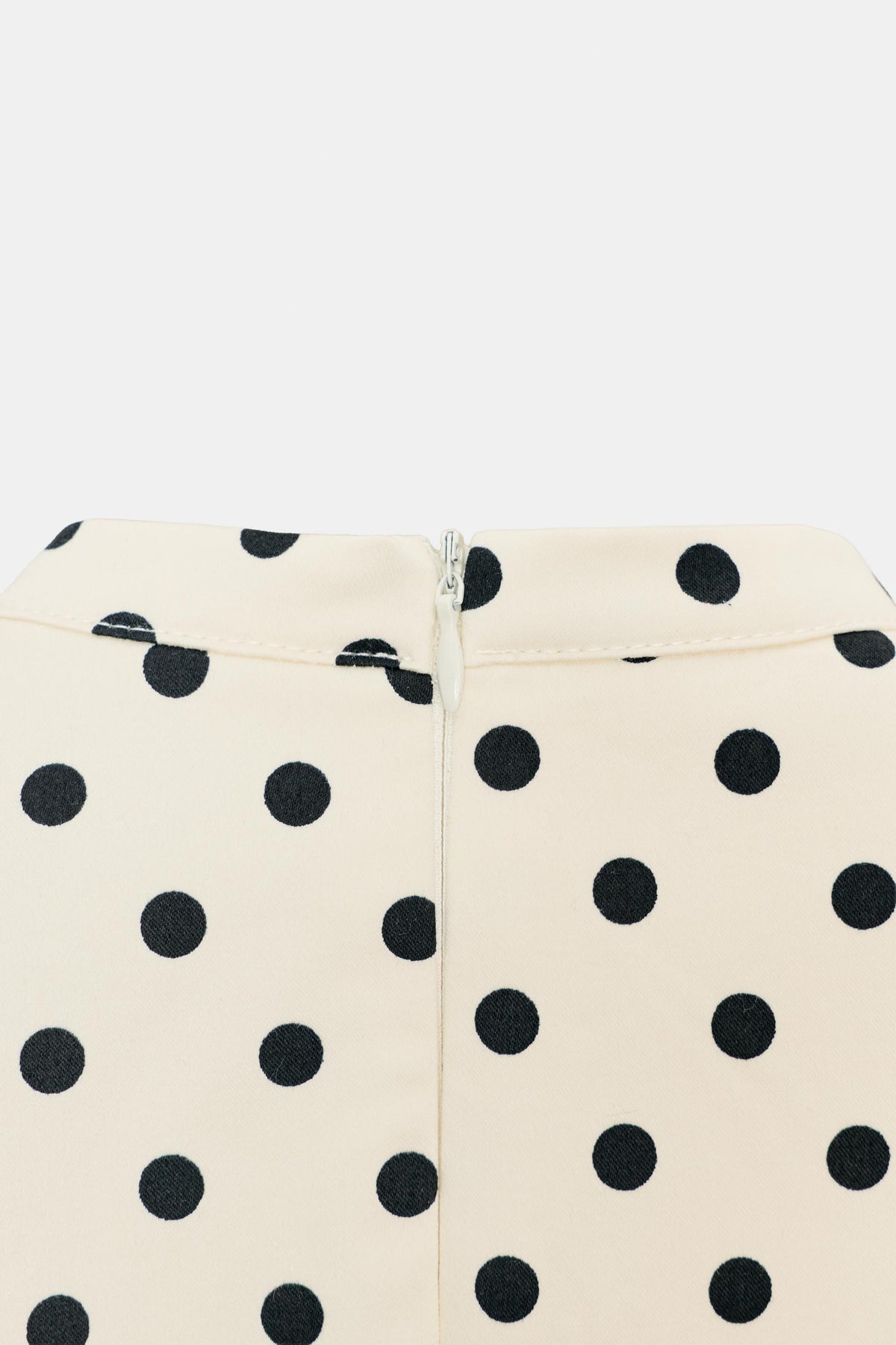 Robe courte blanche à pois avec nœud