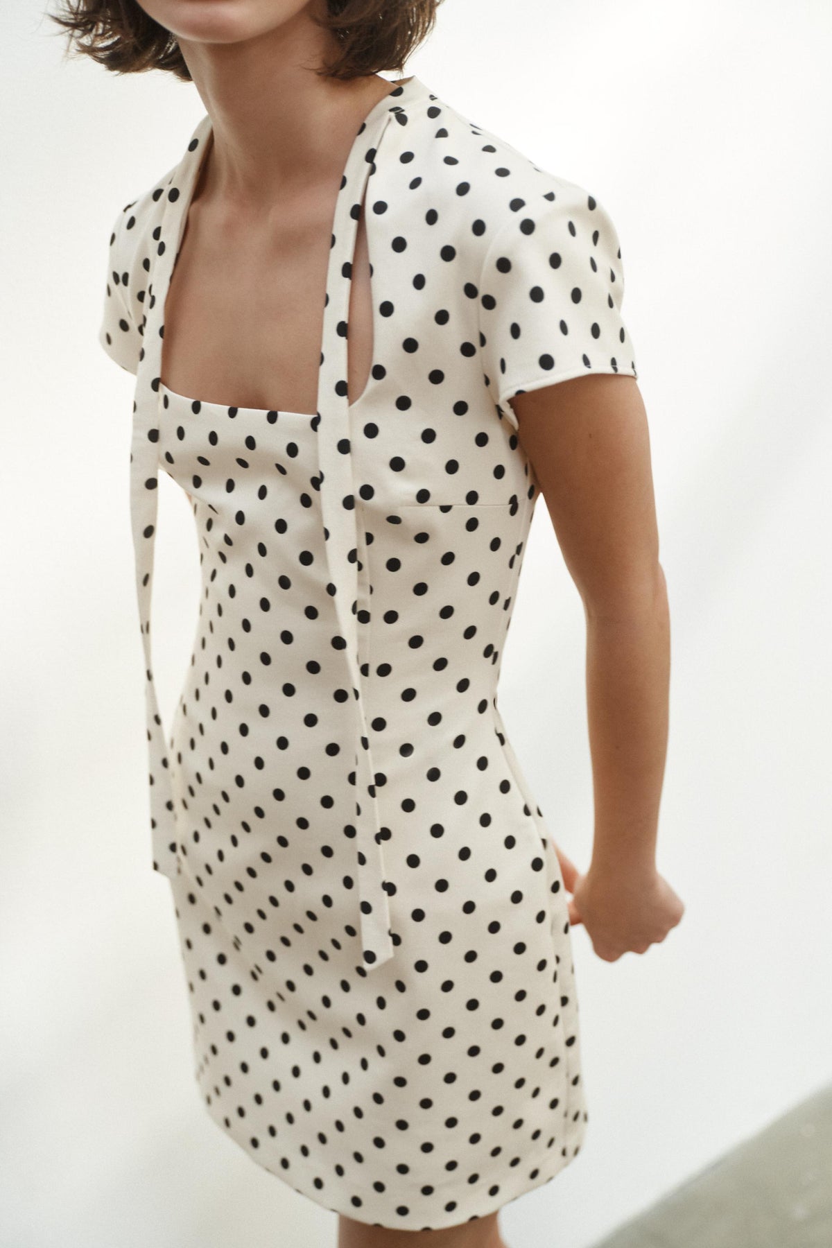Robe courte blanche à pois avec nœud