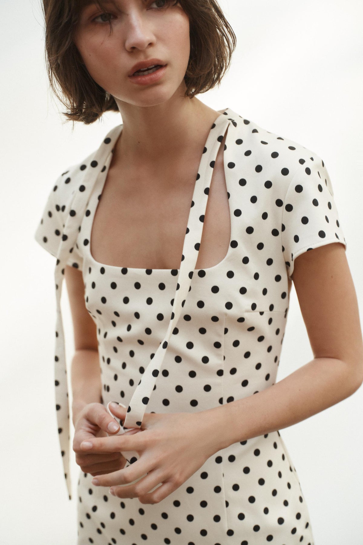 Robe courte blanche à pois avec nœud