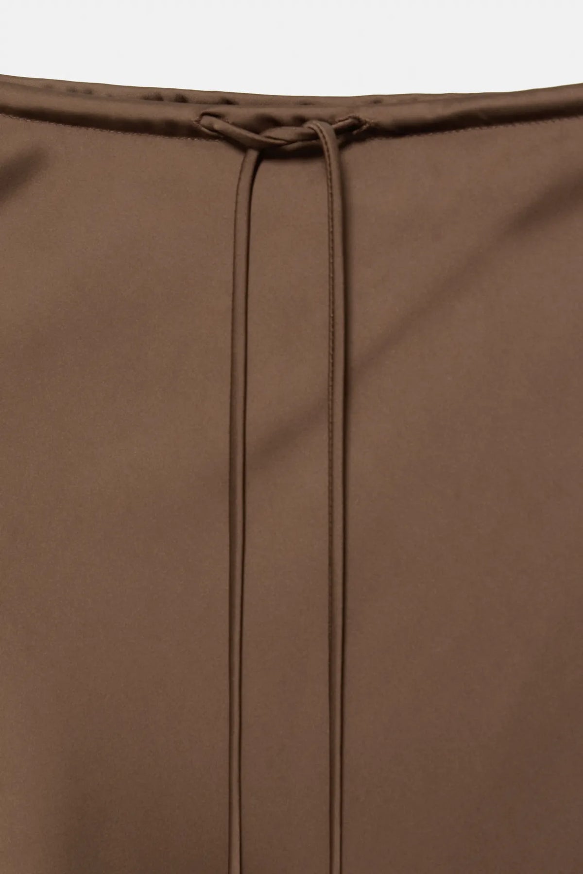 Jupe midi effet satin avec cordon de serrage
