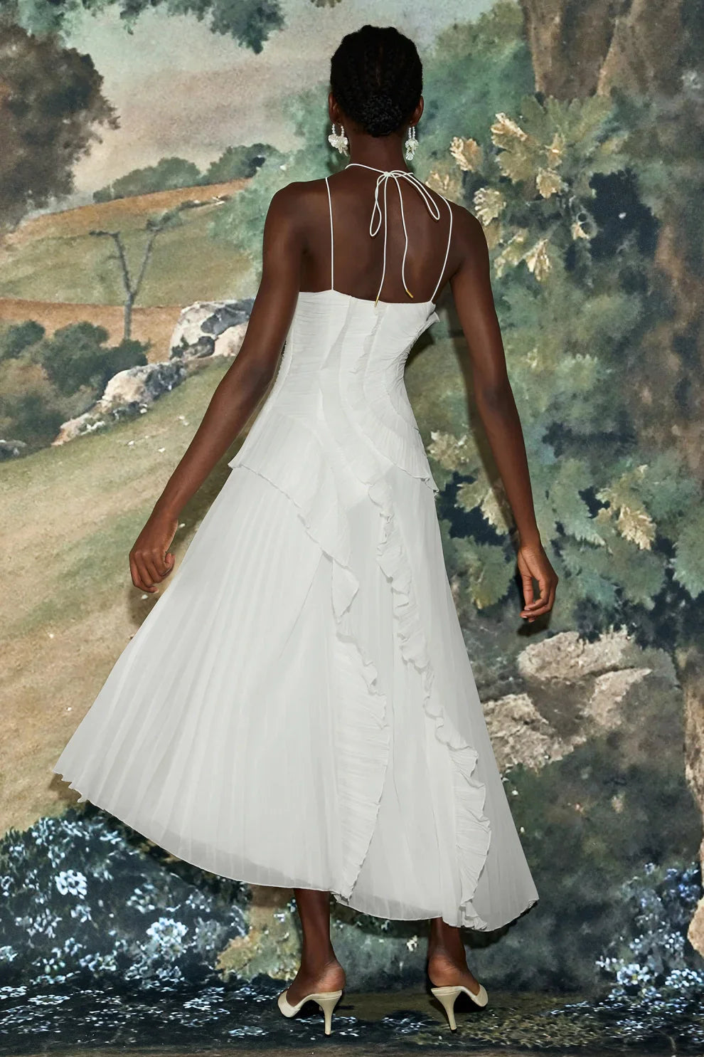Robe mi-longue plissée à col halter et volant