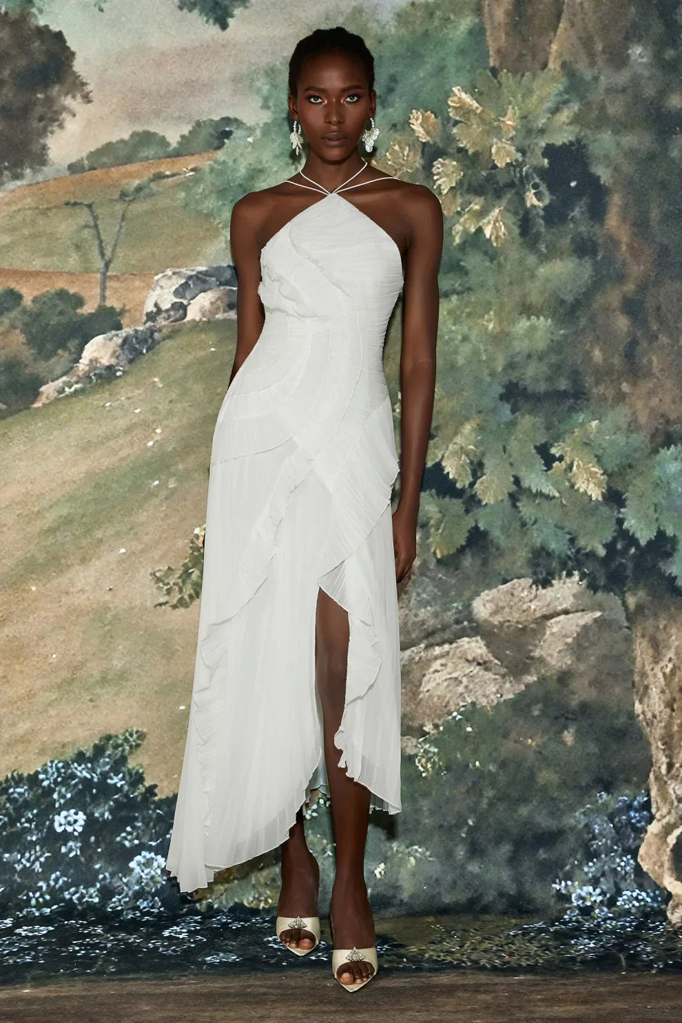 Robe mi-longue plissée à col halter et volant