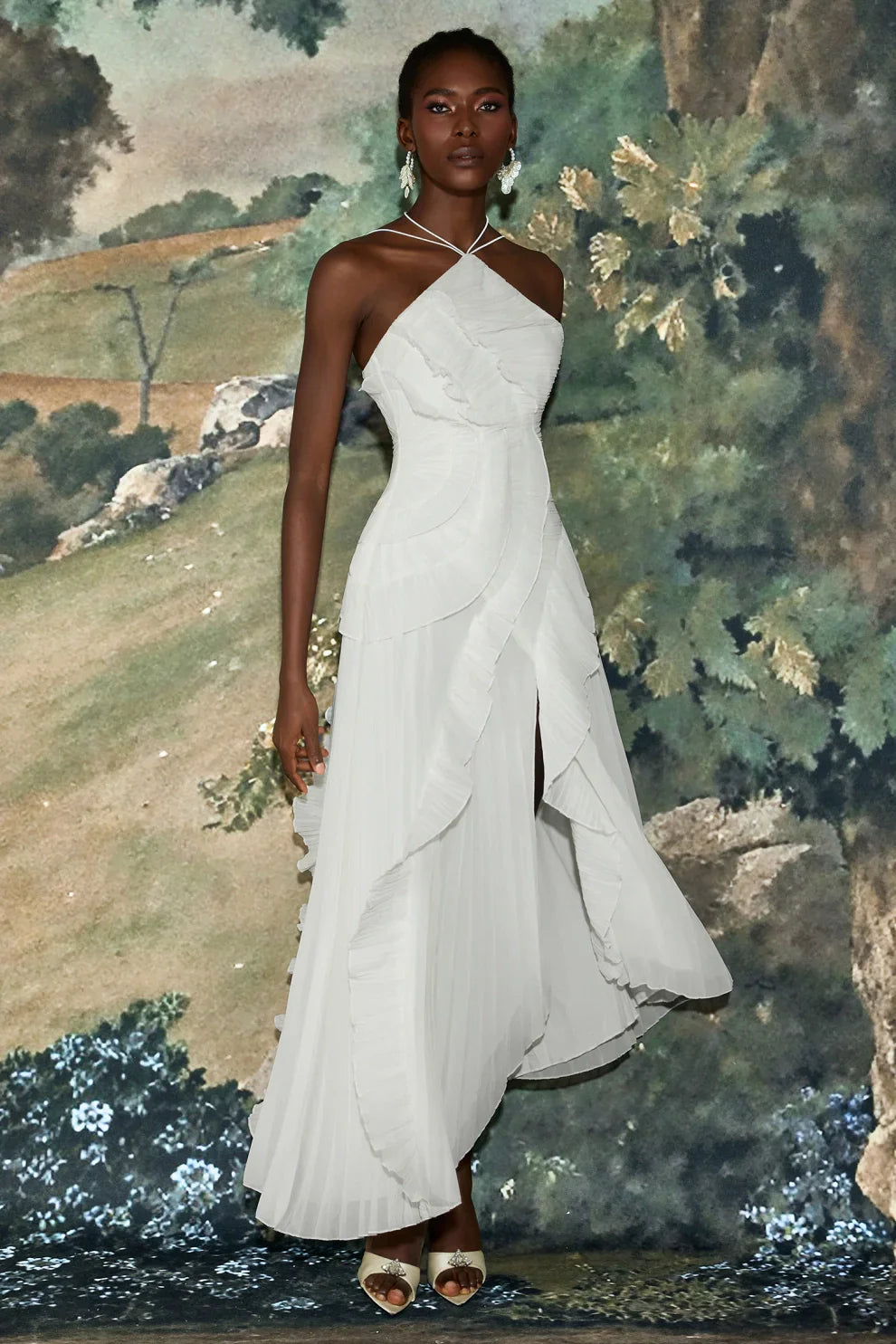 Robe mi-longue plissée à col halter et volant