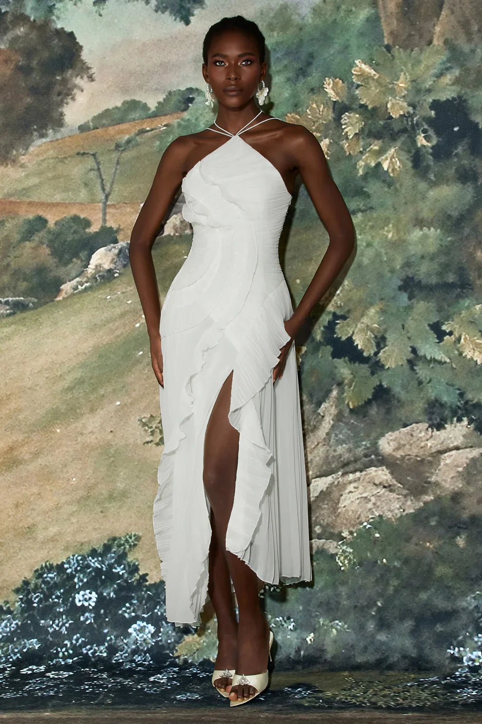 Robe mi-longue plissée à col halter et volant