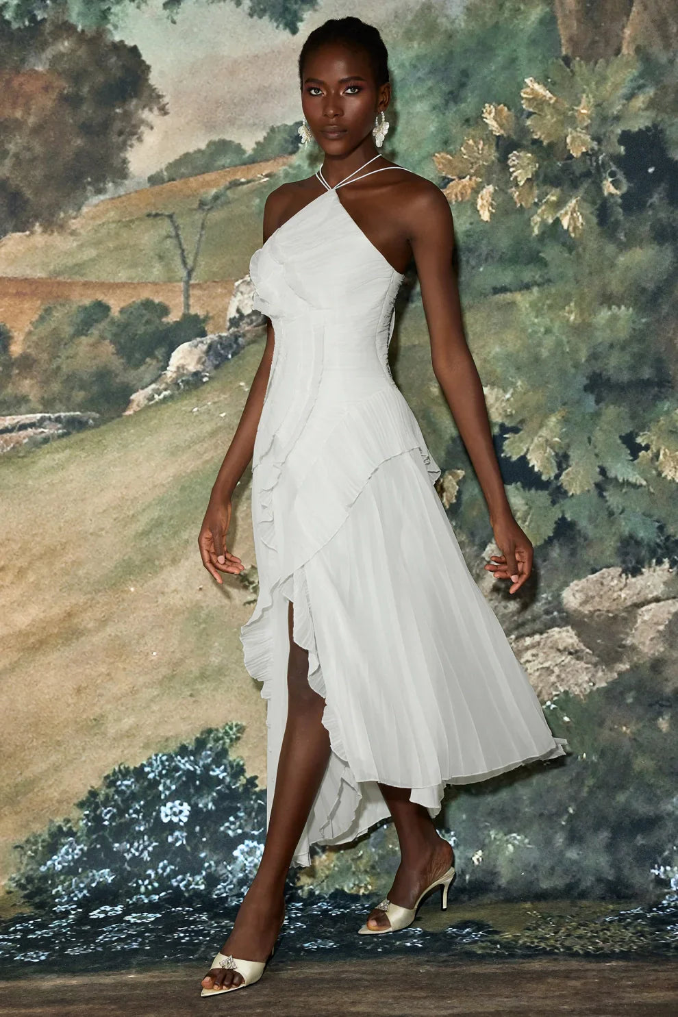 Robe mi-longue plissée à col halter et volant
