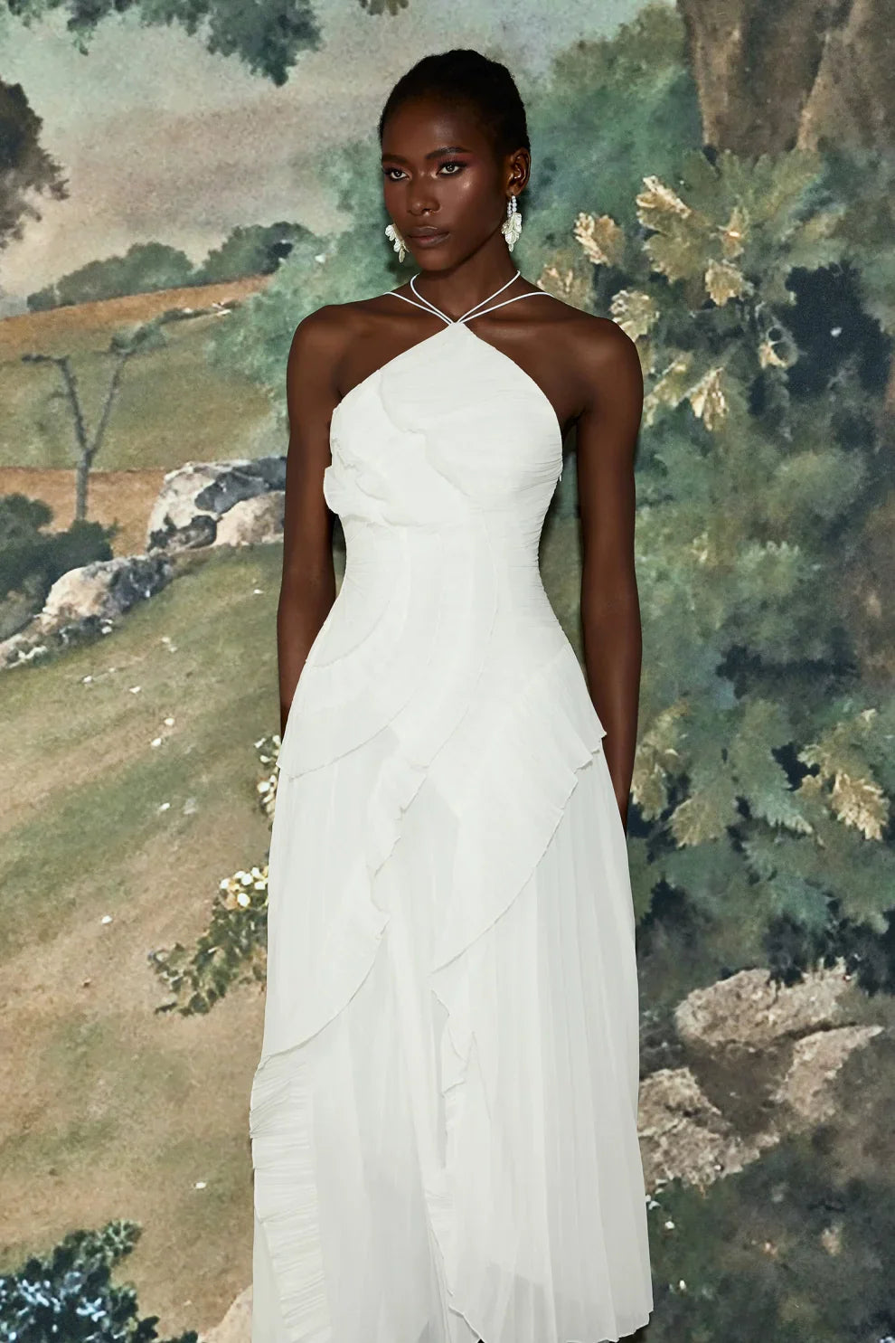 Robe mi-longue plissée à col halter et volant