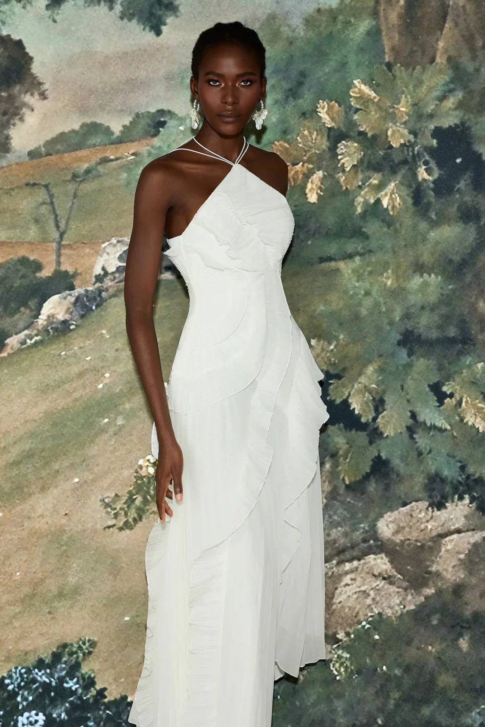 Robe mi-longue plissée à col halter et volant