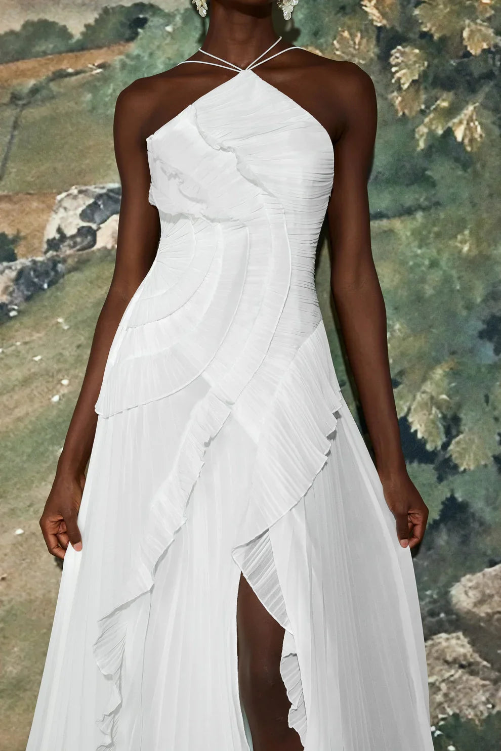 Robe mi-longue plissée à col halter et volant