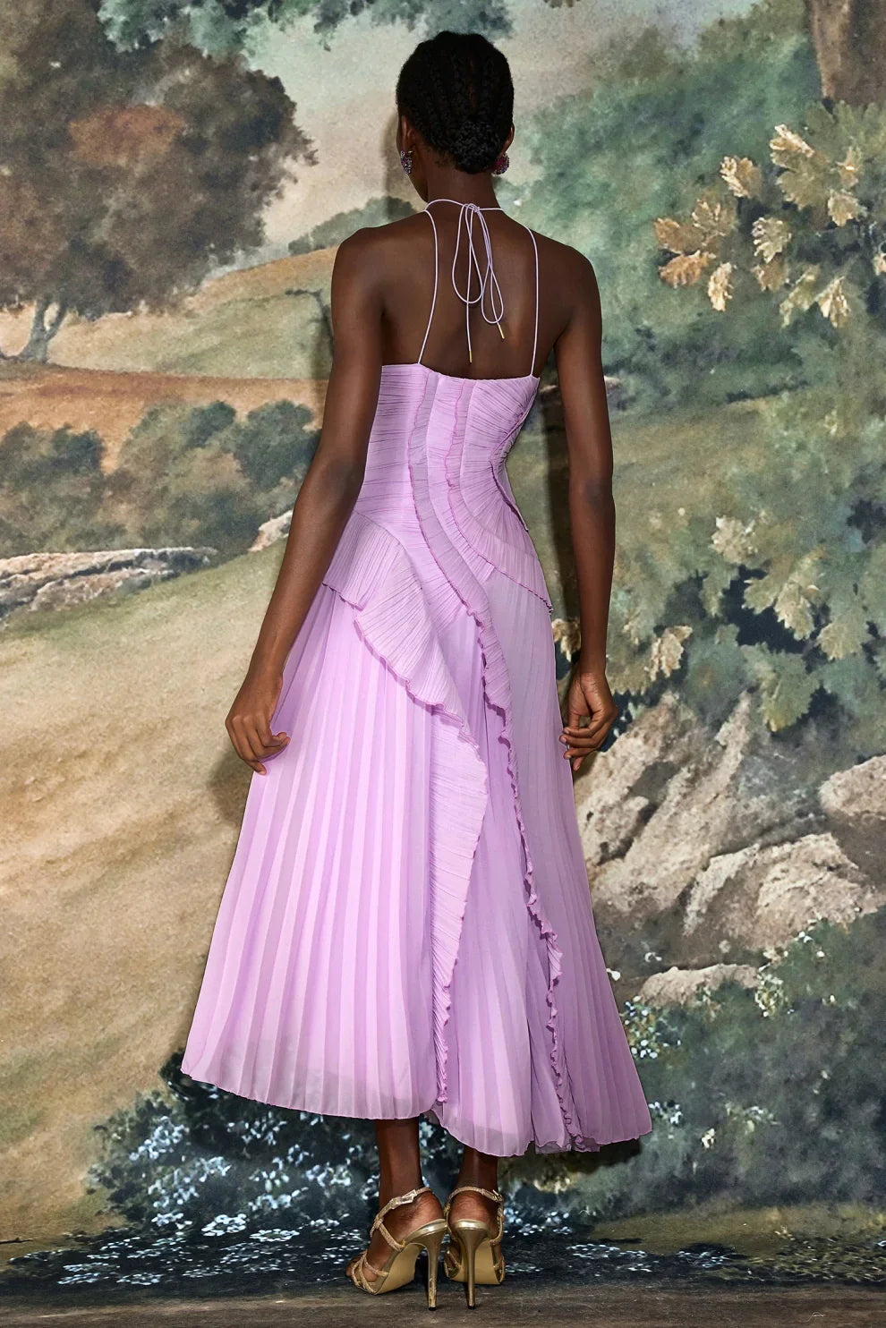 Robe mi-longue plissée à col halter et volant