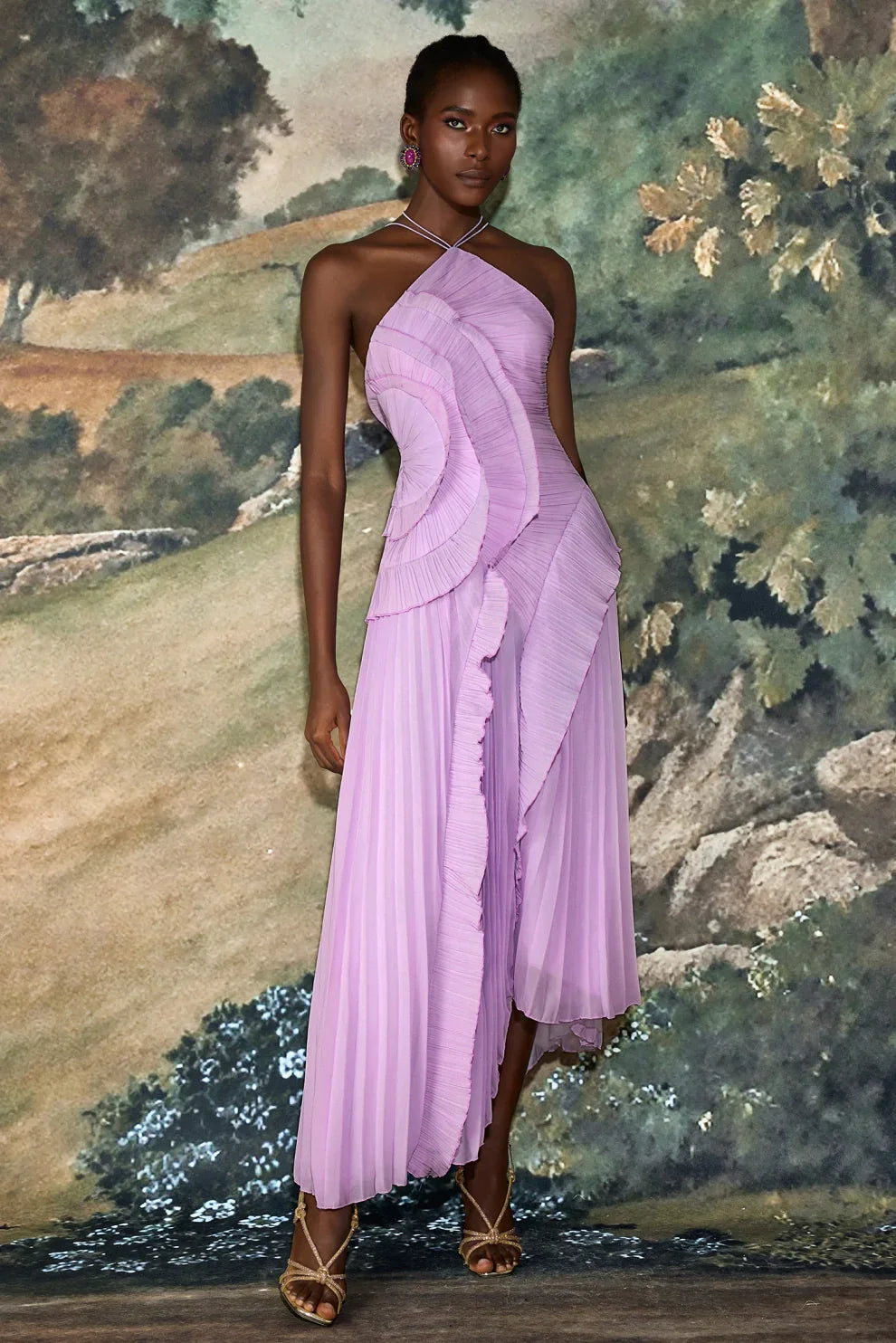 Robe mi-longue plissée à col halter et volant