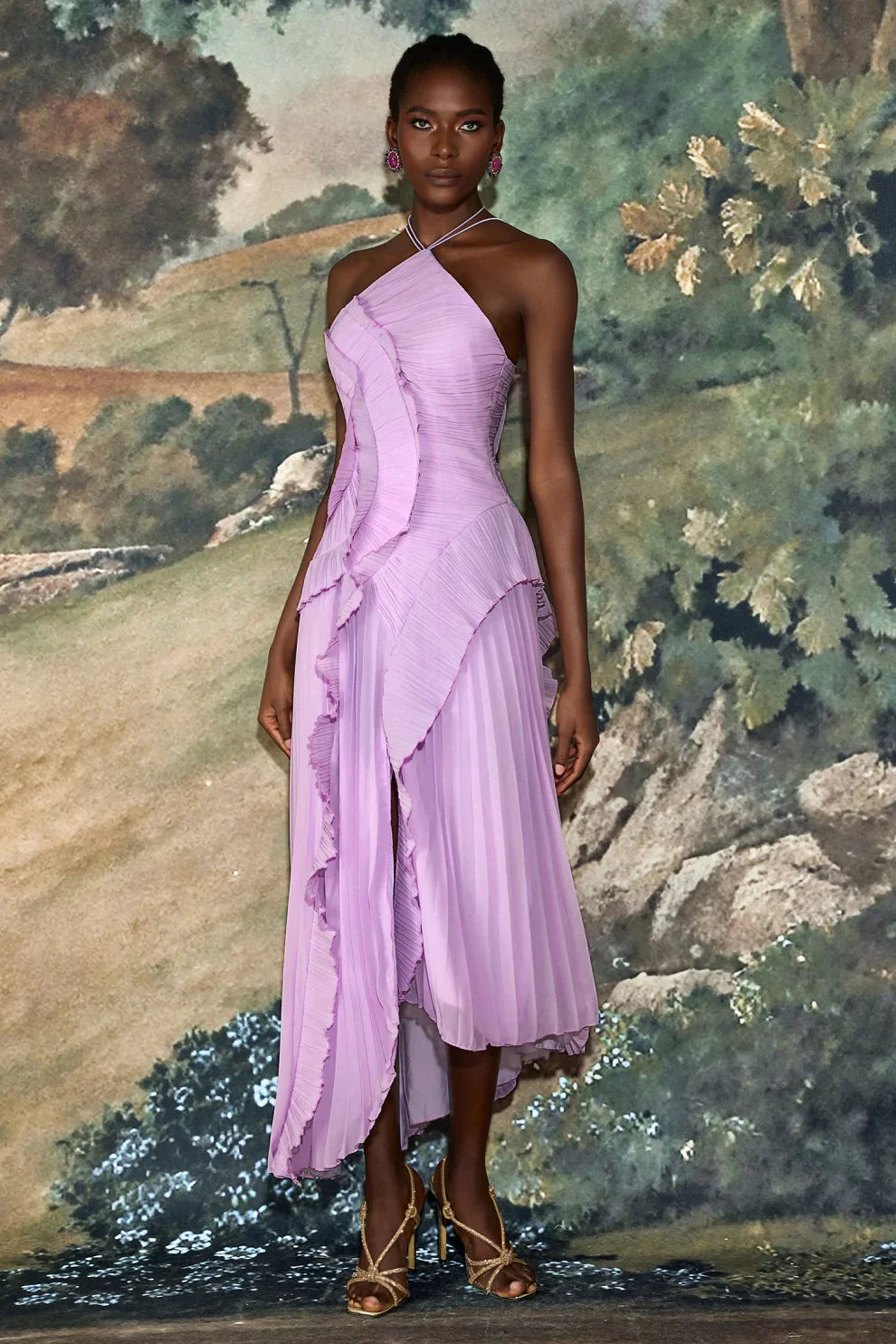 Robe mi-longue plissée à col halter et volant