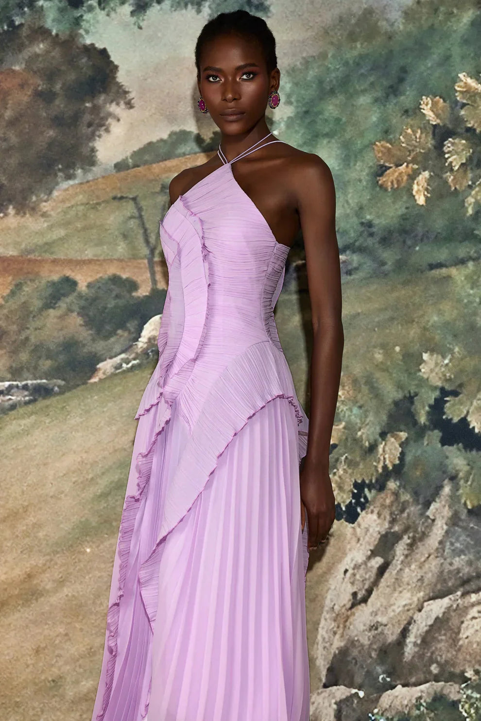 Robe mi-longue plissée à col halter et volant