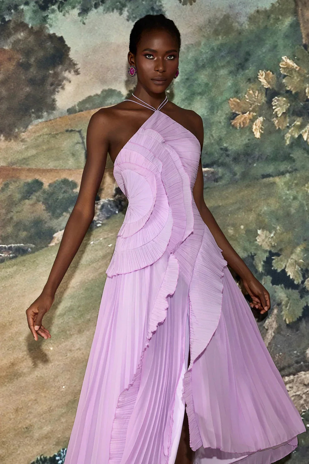 Robe mi-longue plissée à col halter et volant