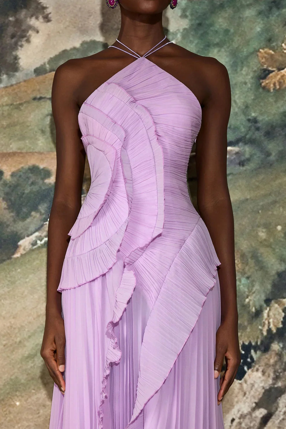 Robe mi-longue plissée à col halter et volant