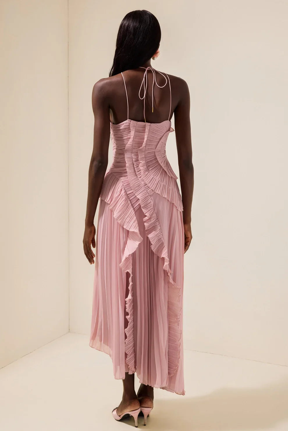 Robe mi-longue plissée à col halter et volant