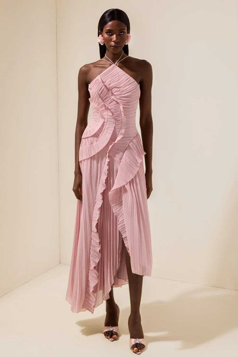 Robe mi-longue plissée à col halter et volant