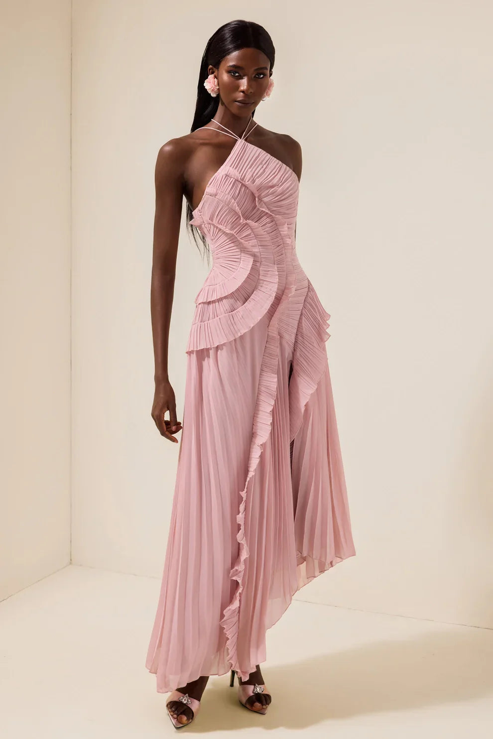 Robe mi-longue plissée à col halter et volant
