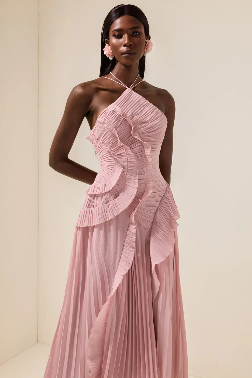 Robe mi-longue plissée à col halter et volant