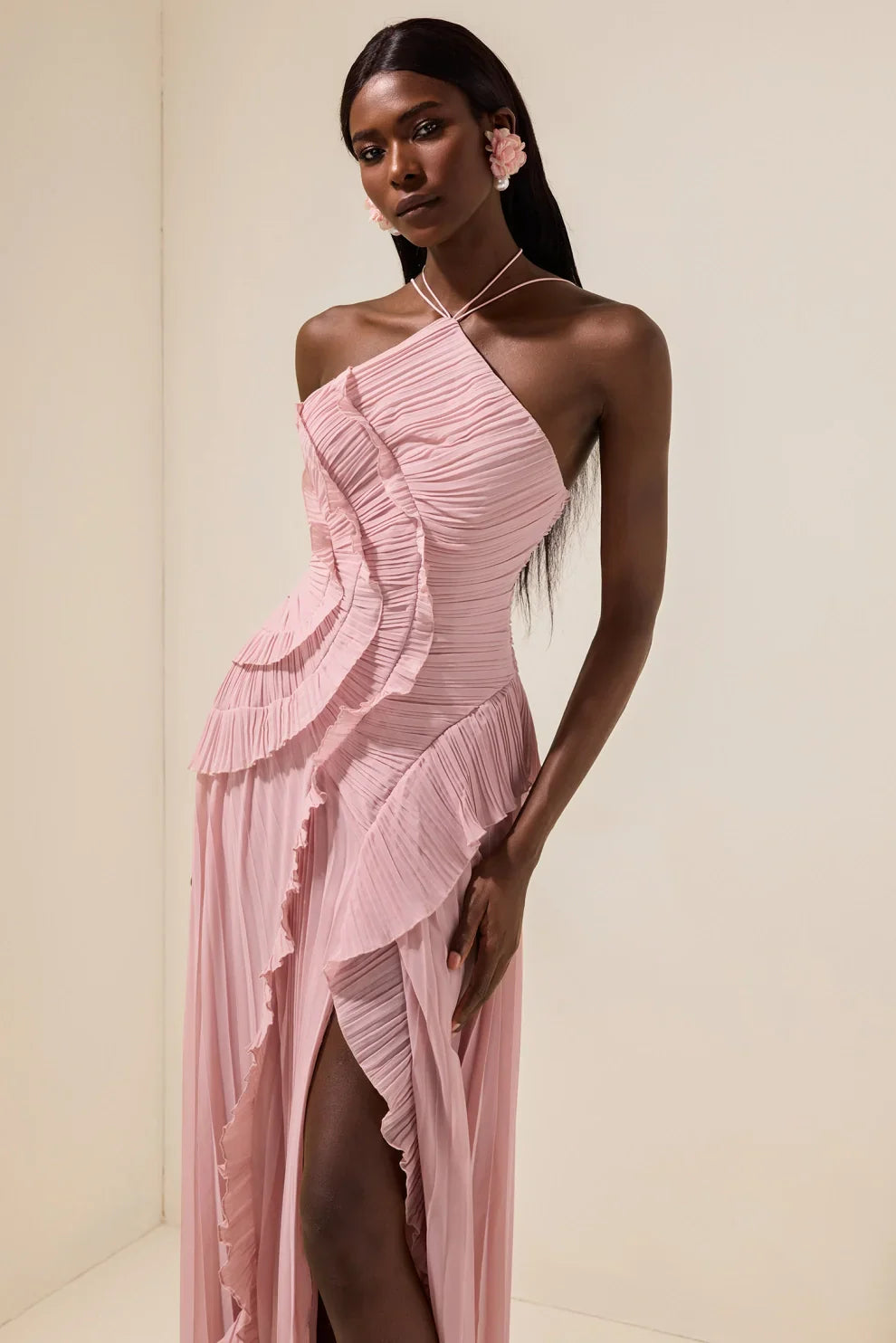 Robe mi-longue plissée à col halter et volant