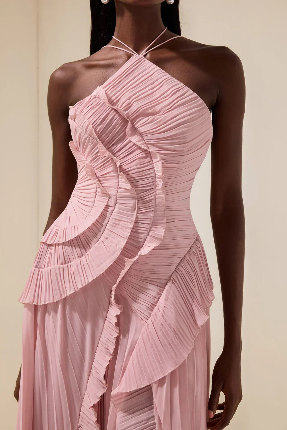 Robe mi-longue plissée à col halter et volant
