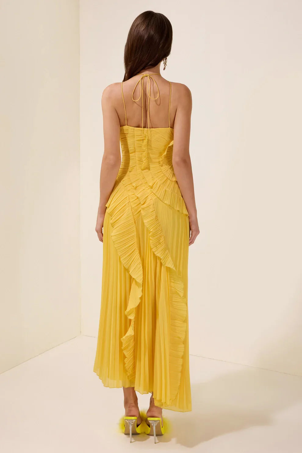 Robe mi-longue plissée à col halter et volant