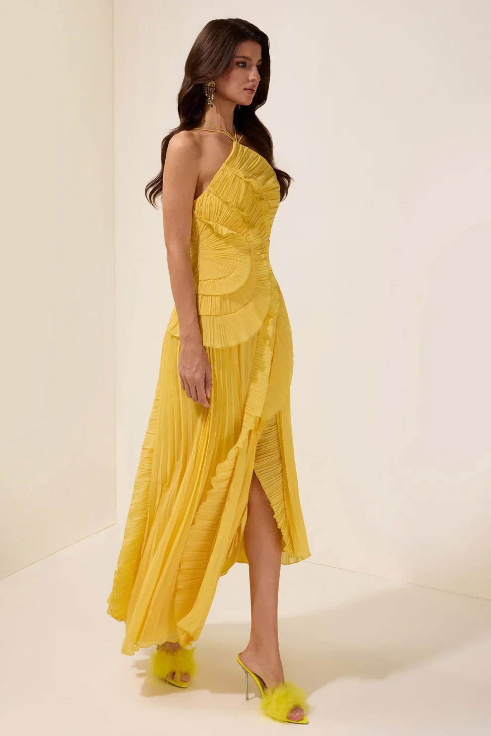 Robe mi-longue plissée à col halter et volant