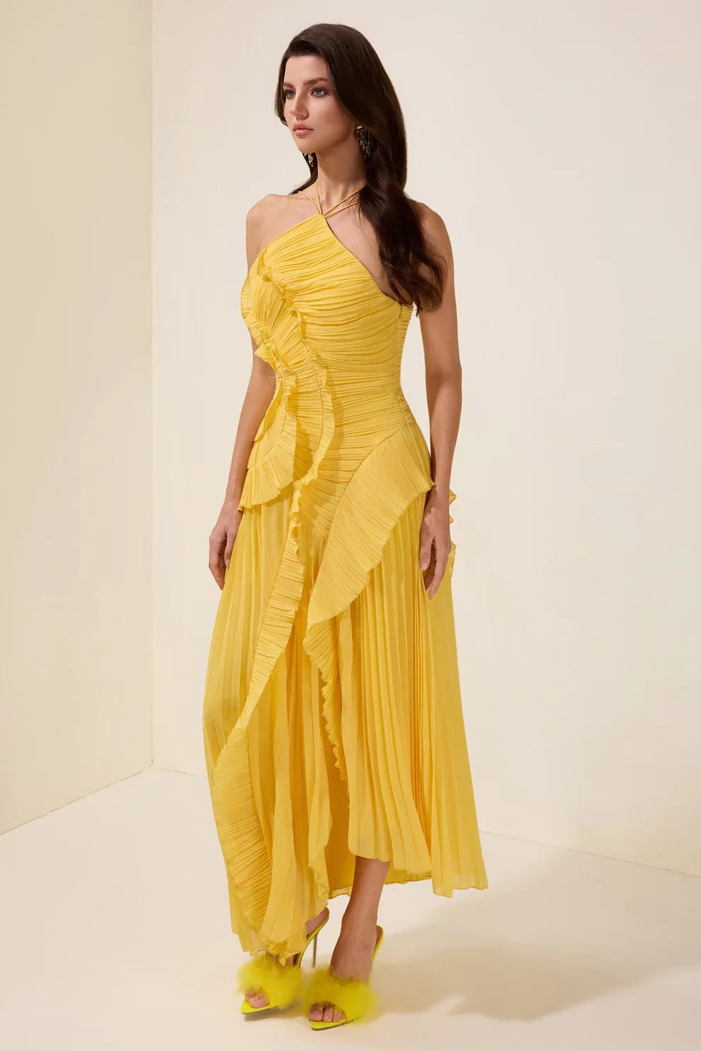 Robe mi-longue plissée à col halter et volant