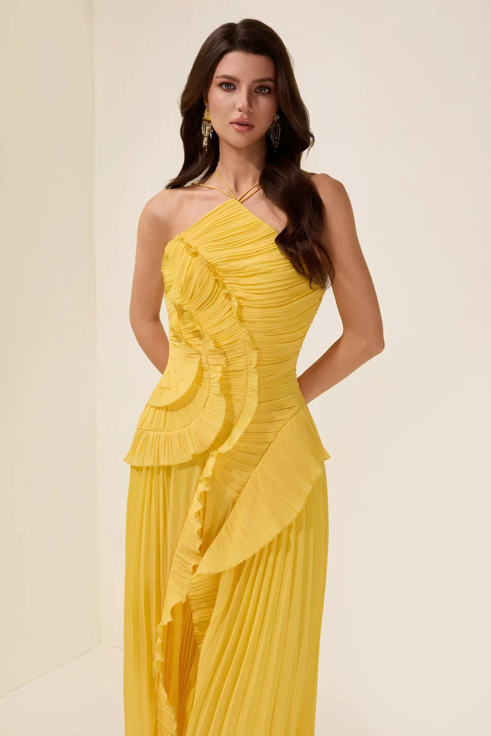 Robe mi-longue plissée à col halter et volant