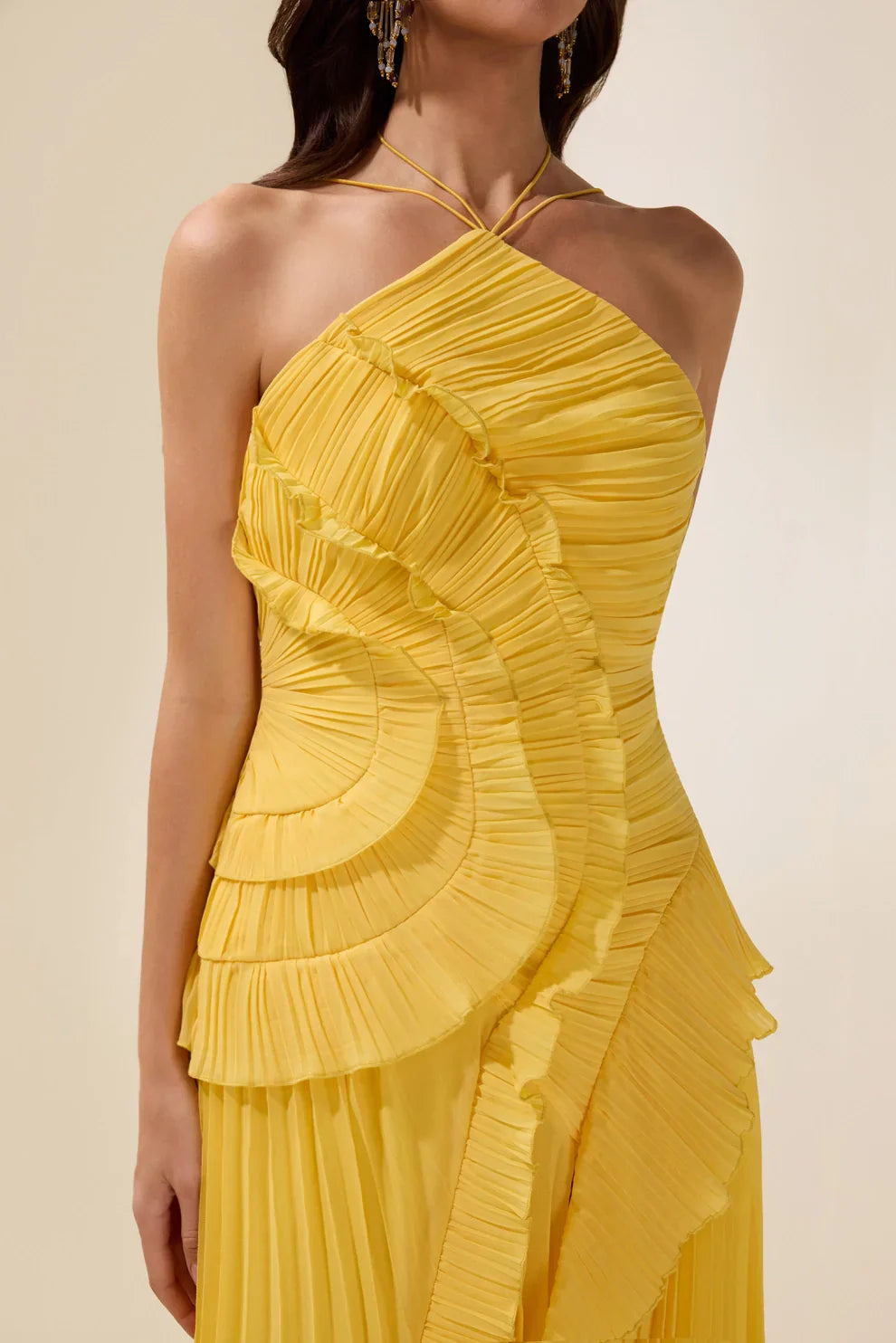 Robe mi-longue plissée à col halter et volant