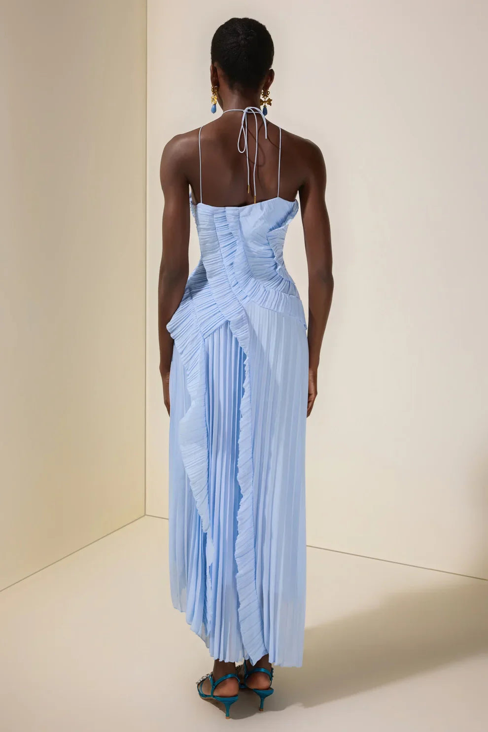 Robe mi-longue plissée à col halter et volant