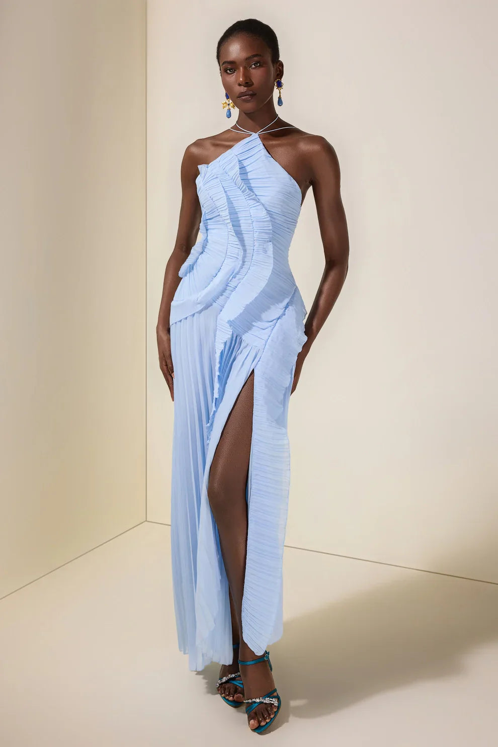 Robe mi-longue plissée à col halter et volant