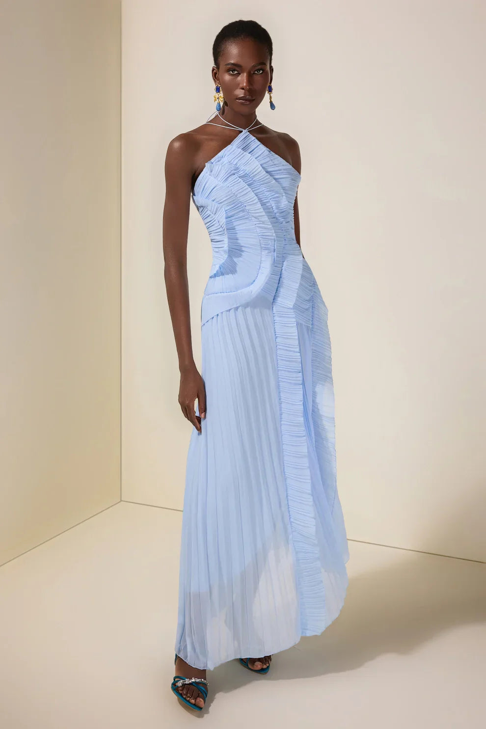 Robe mi-longue plissée à col halter et volant