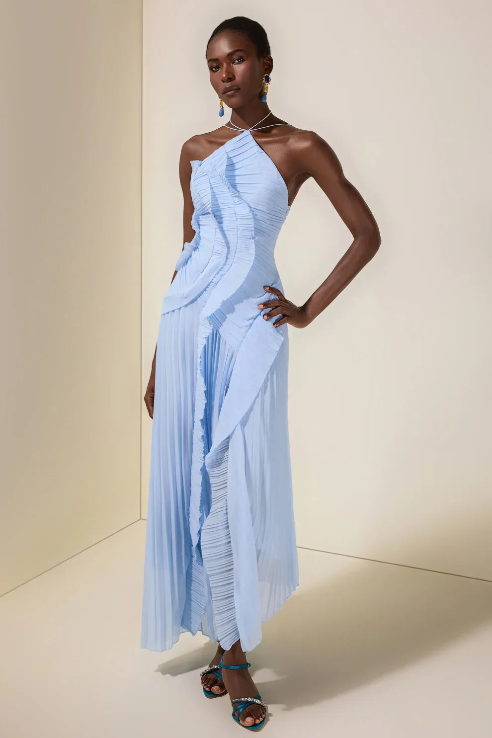 Robe mi-longue plissée à col halter et volant