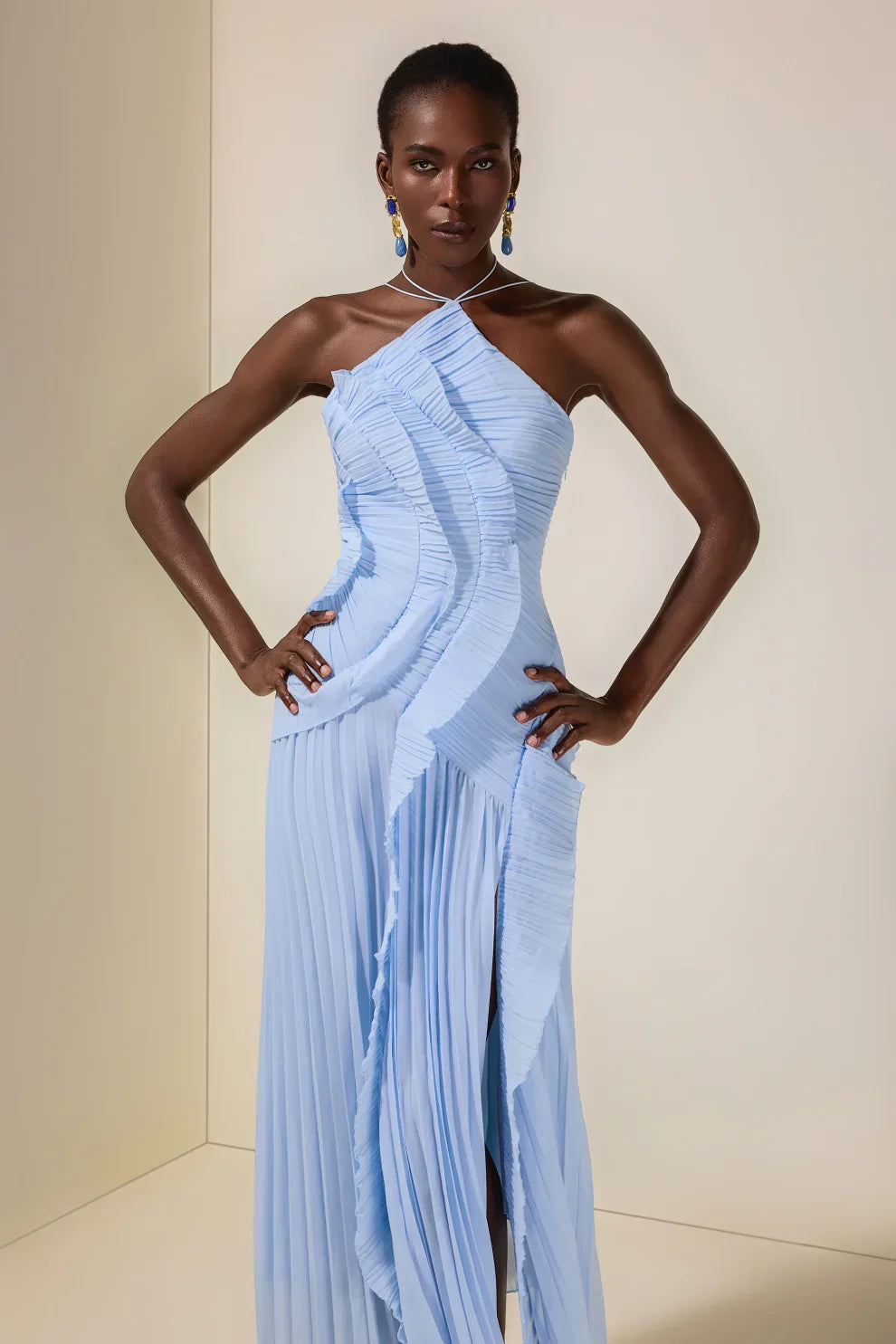 Robe mi-longue plissée à col halter et volant