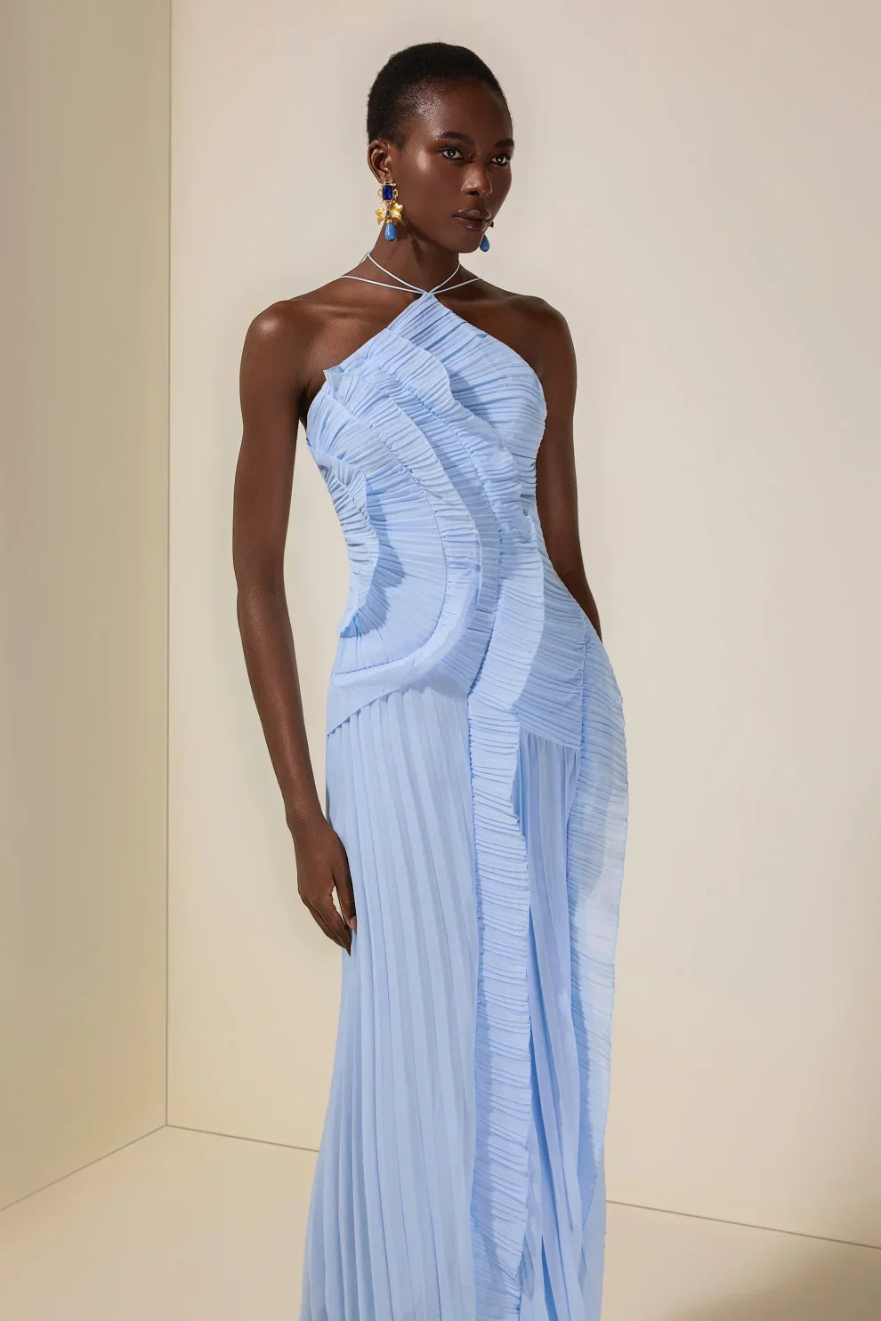Robe mi-longue plissée à col halter et volant