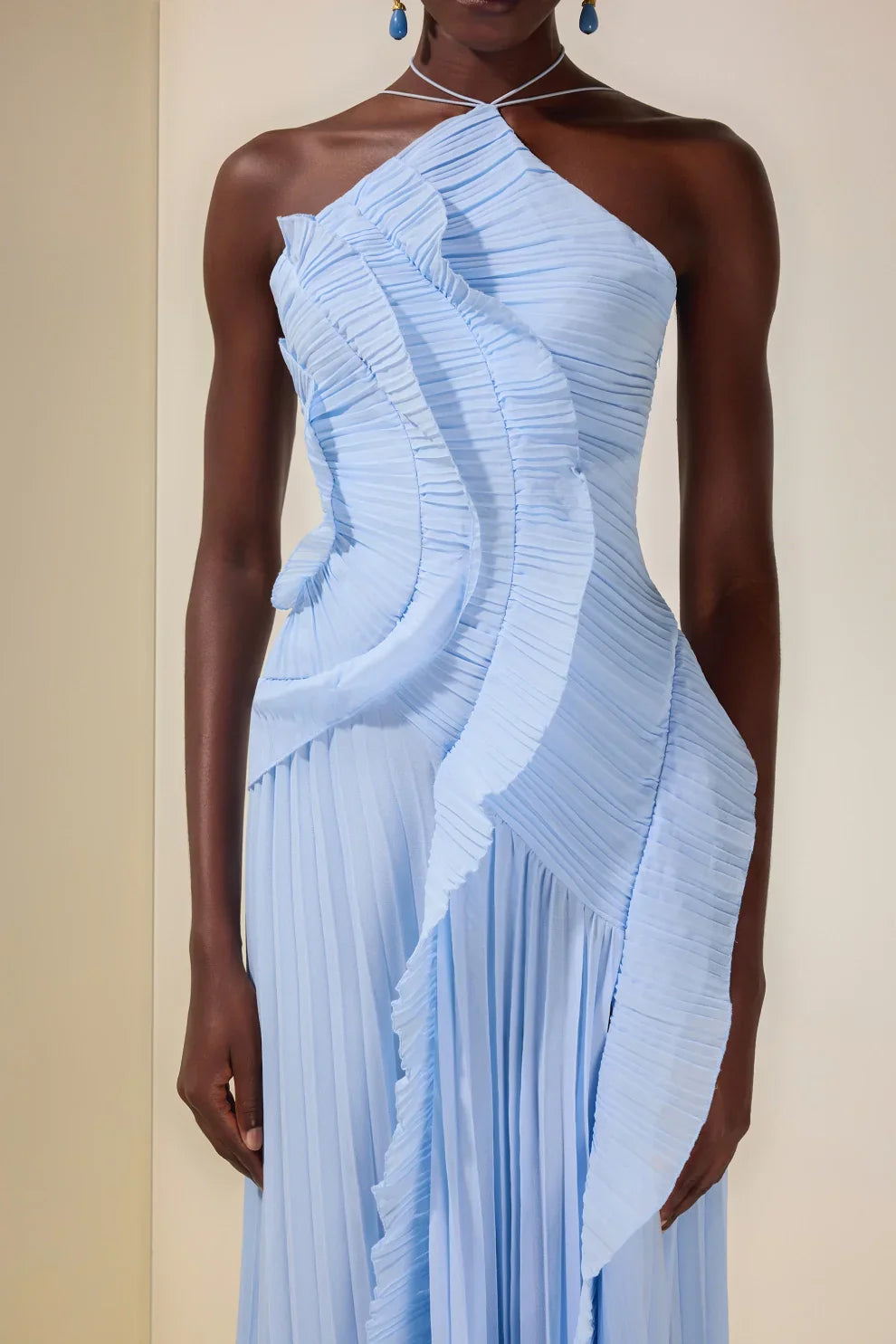 Robe mi-longue plissée à col halter et volant