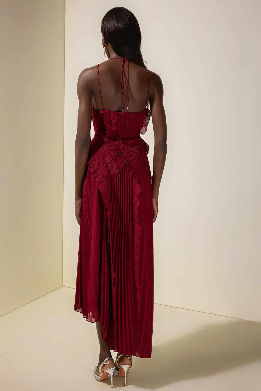 Robe mi-longue plissée à col halter et volant
