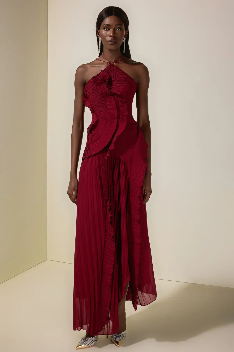 Robe mi-longue plissée à col halter et volant