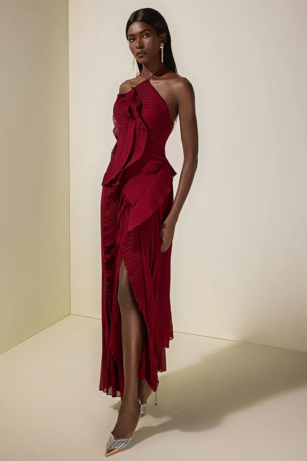 Robe mi-longue plissée à col halter et volant