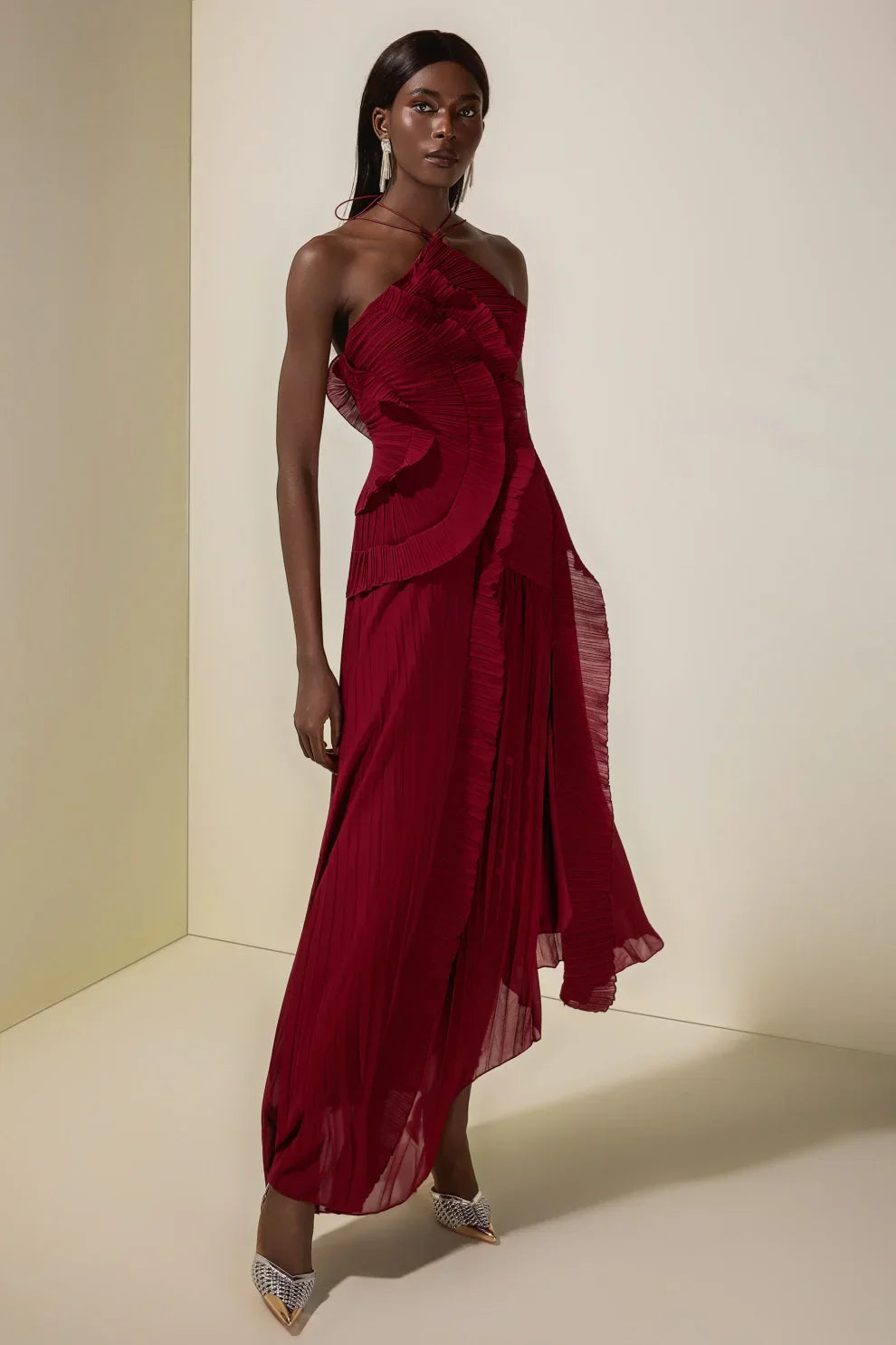 Robe mi-longue plissée à col halter et volant