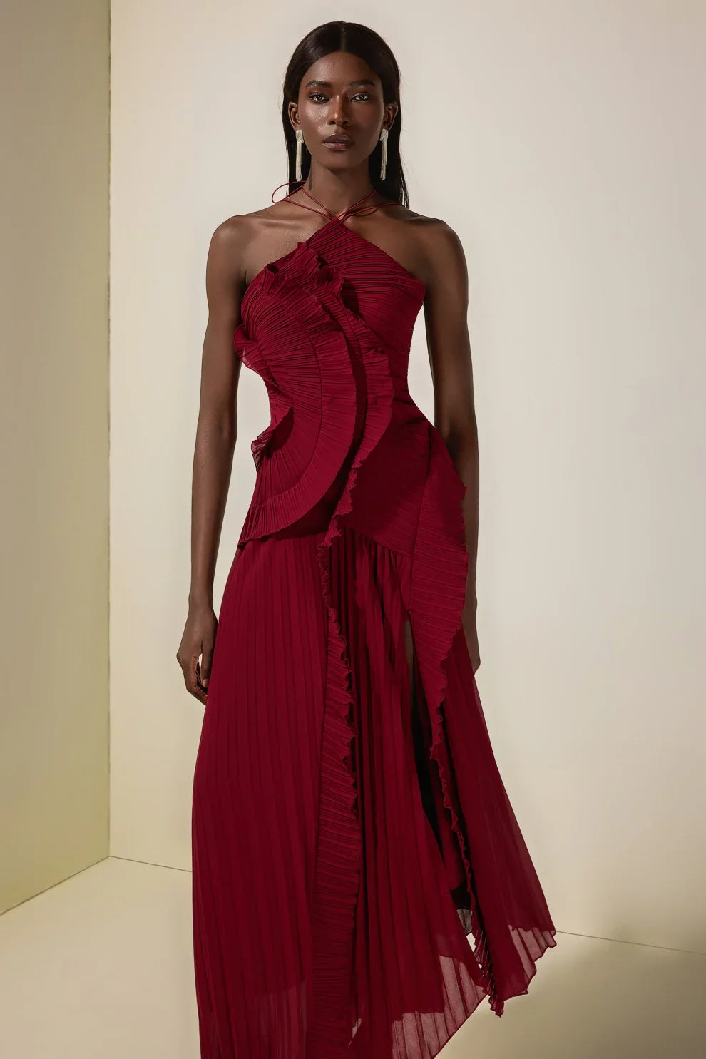 Robe mi-longue plissée à col halter et volant