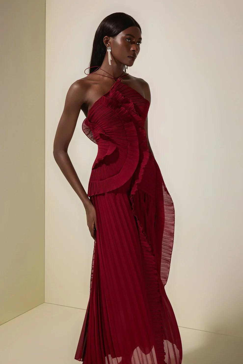 Robe mi-longue plissée à col halter et volant