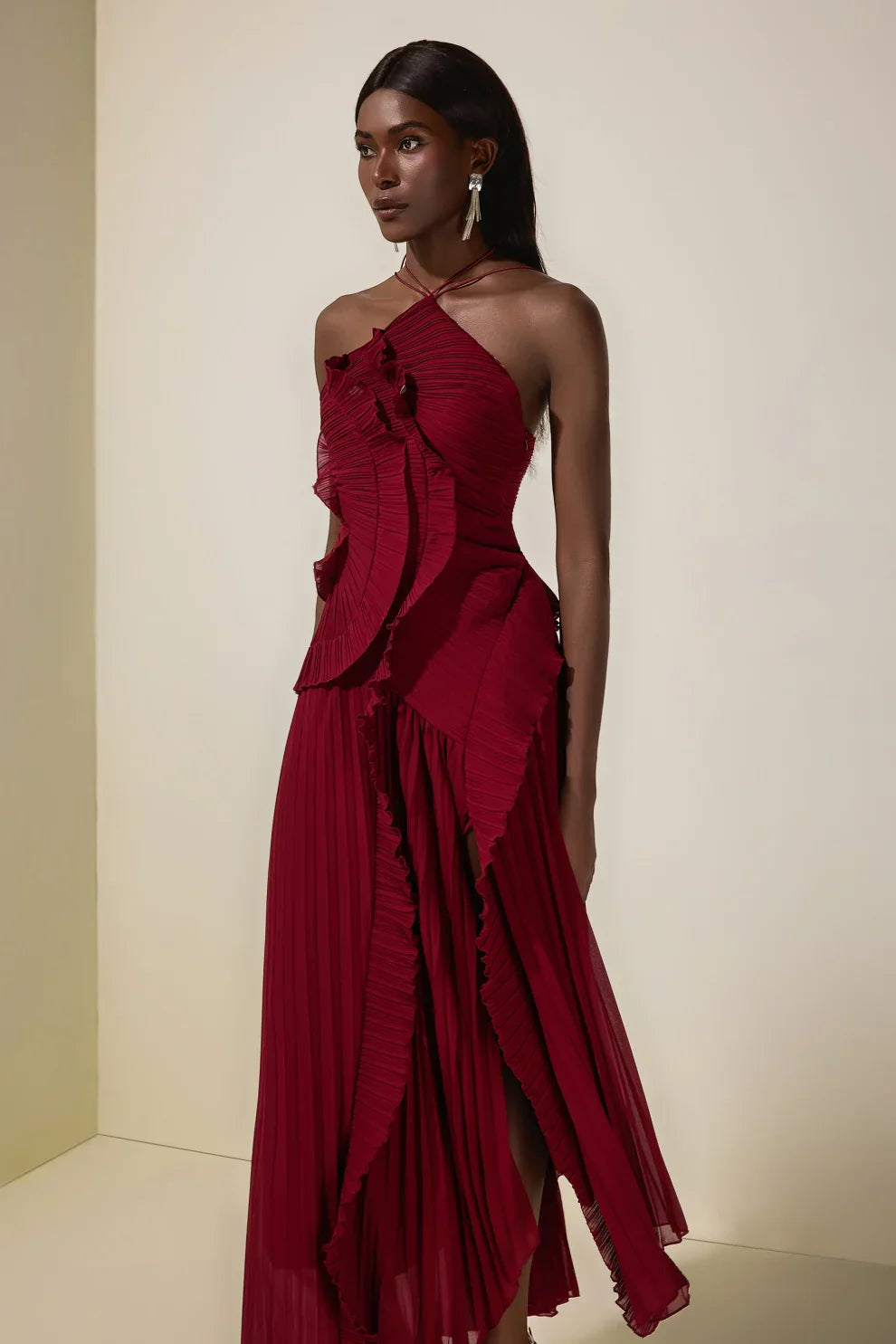 Robe mi-longue plissée à col halter et volant