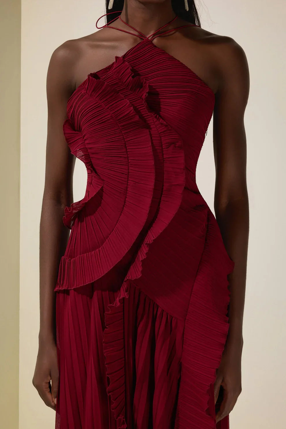Robe mi-longue plissée à col halter et volant