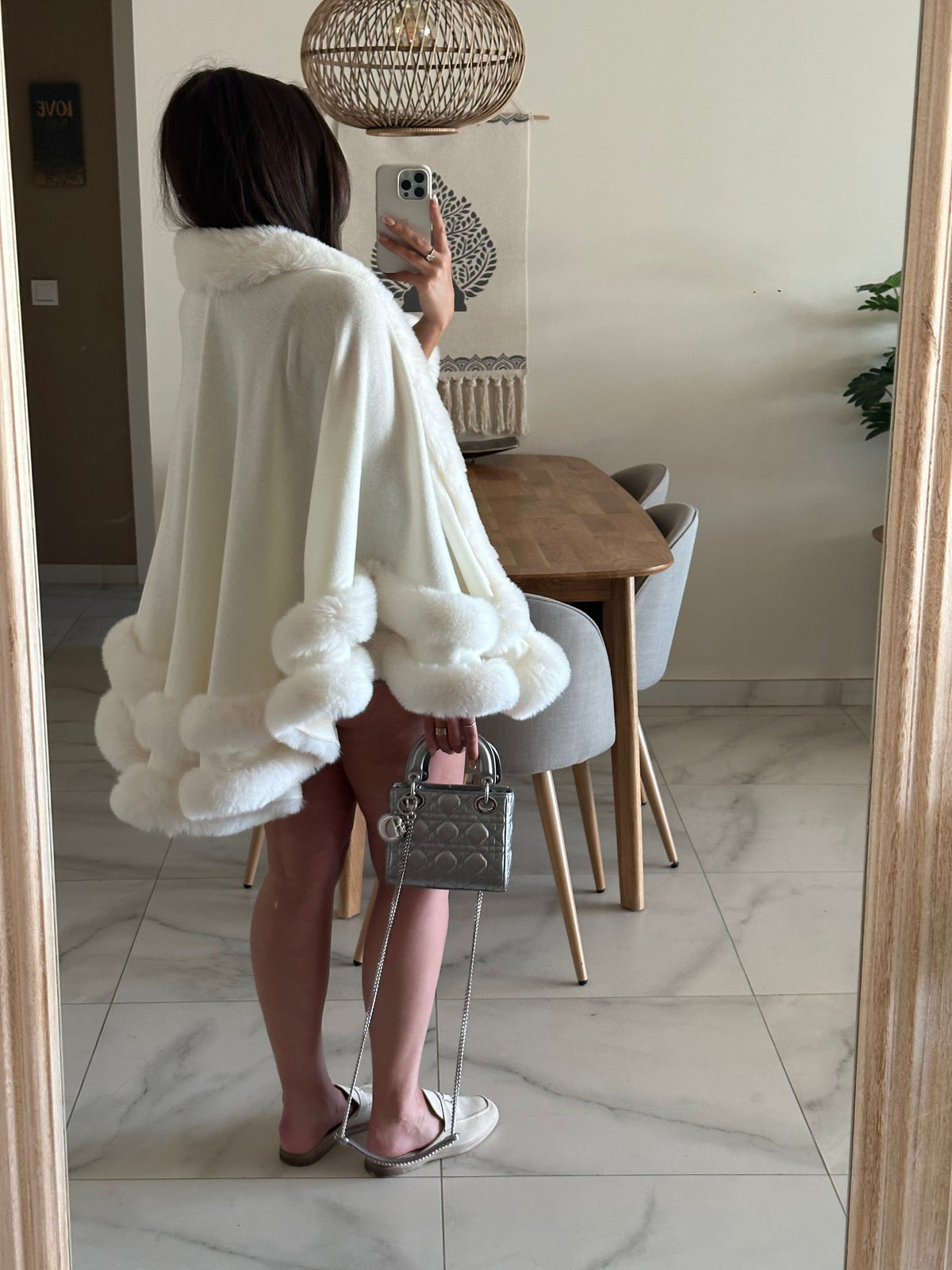 VIP Faux Fur Cape - Crema