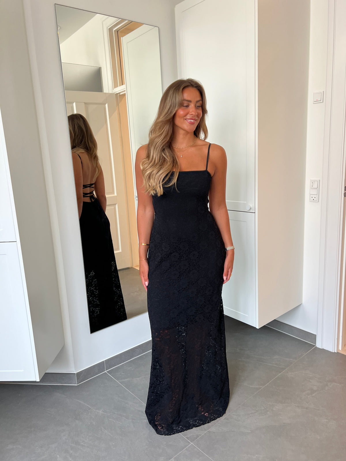 Robe longue en dentelle Oura Noir