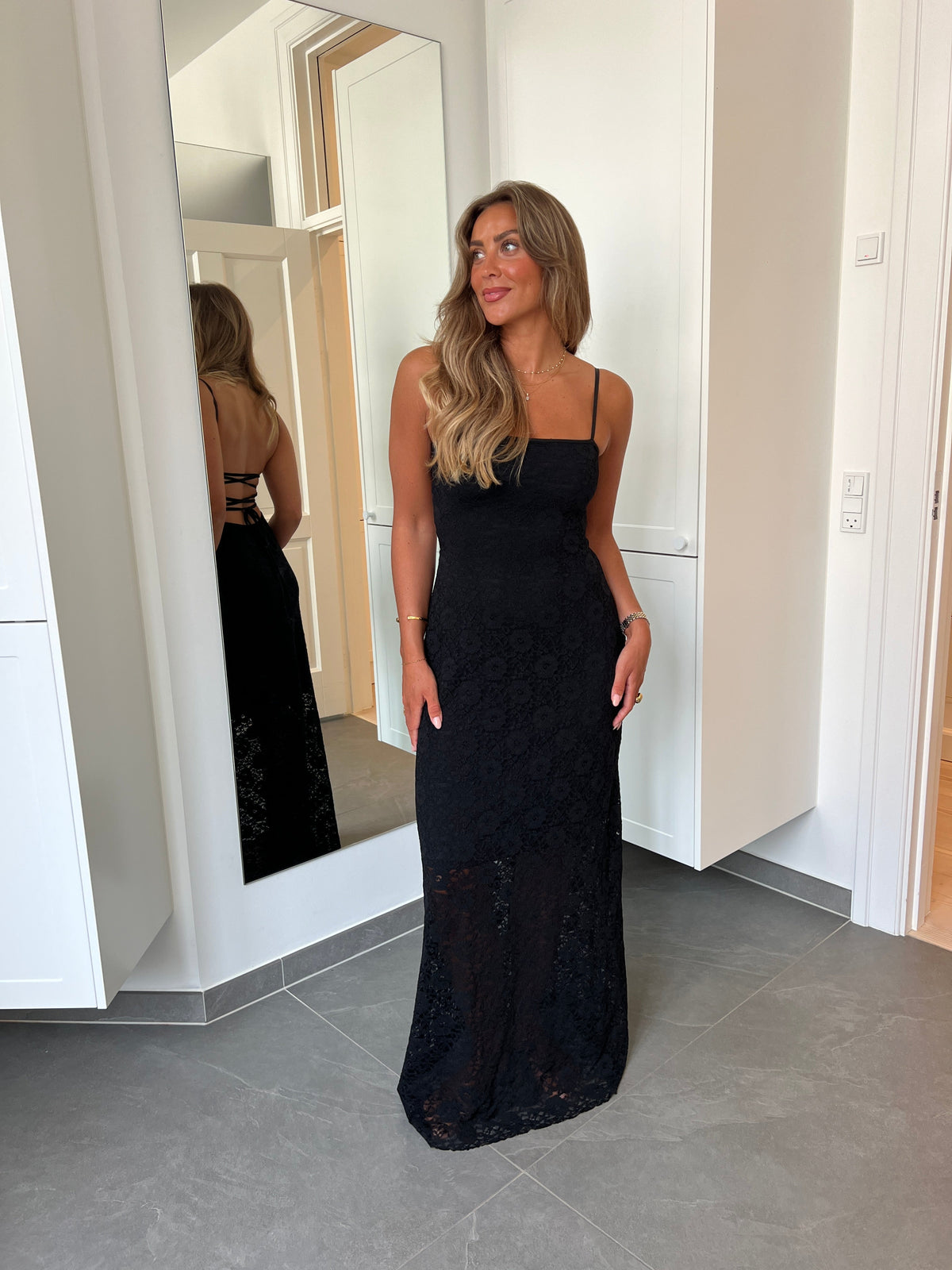Robe longue en dentelle Oura Noir
