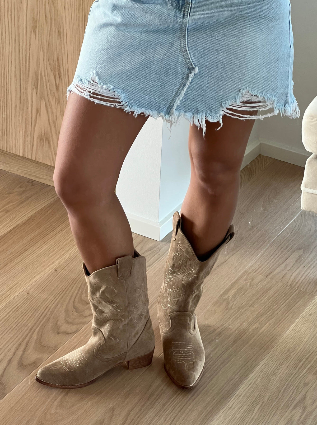 Bottes cowboy Bassau en suédine beige