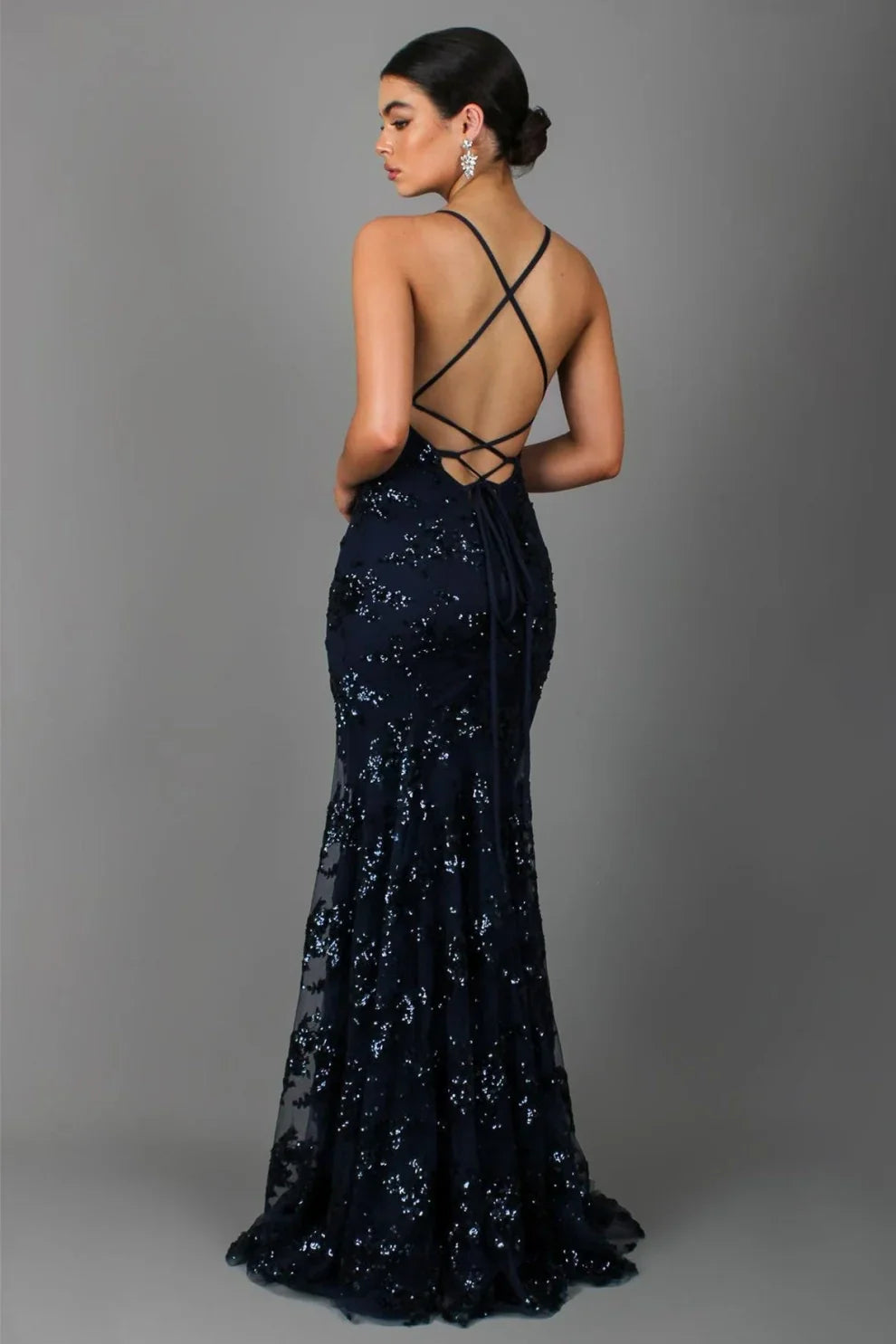 Robe longue dos nu à col en V et sequins
